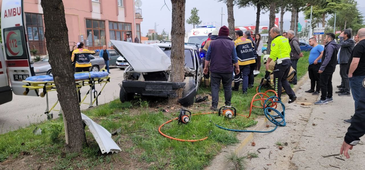 Kontrolden çıkan otomobil refüjdeki ağaca çarptı: 2 yaralı