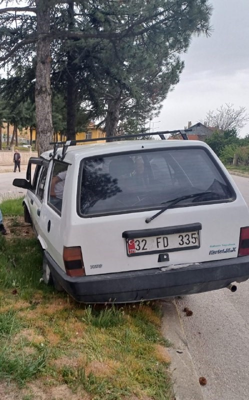 Kontrolden &ccedil;ıkan otomobil ref&uuml;jdeki ağaca &ccedil;arptı: 2 yaralı
