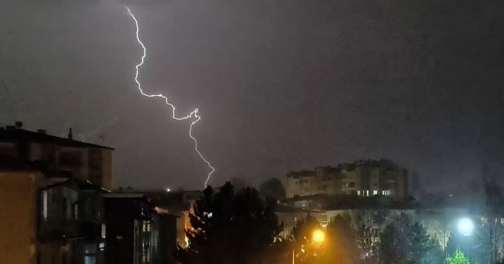 Sivas’ta şimşekler geceyi aydınlattı
