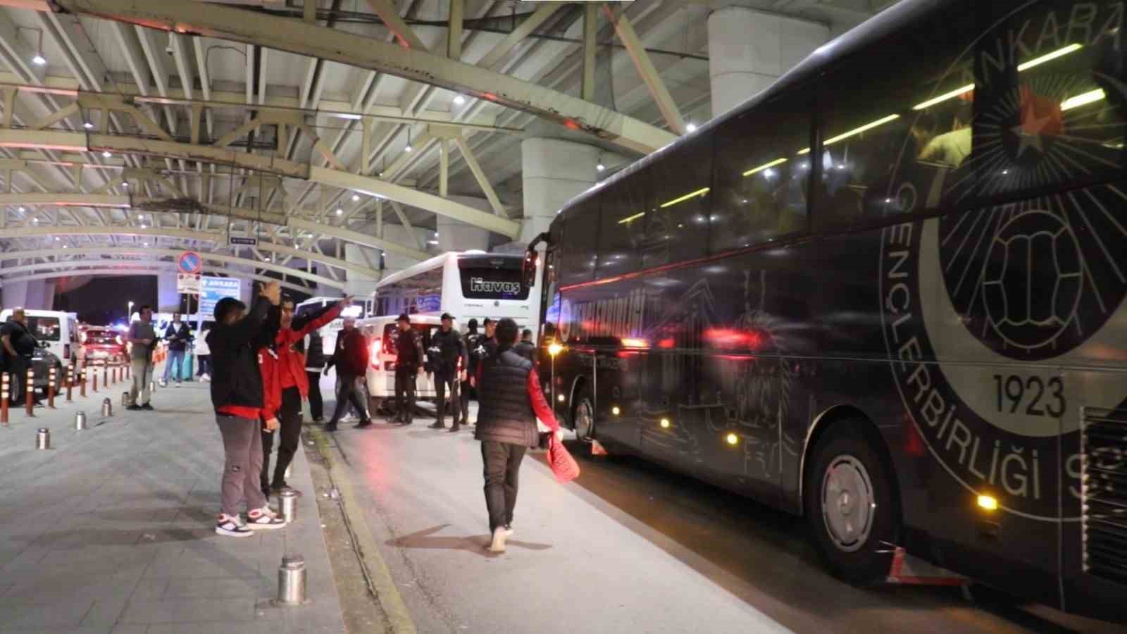 Gençlerbirliği taraftarı Süper Lig’e çıkan takımını havaalanında karşıladı