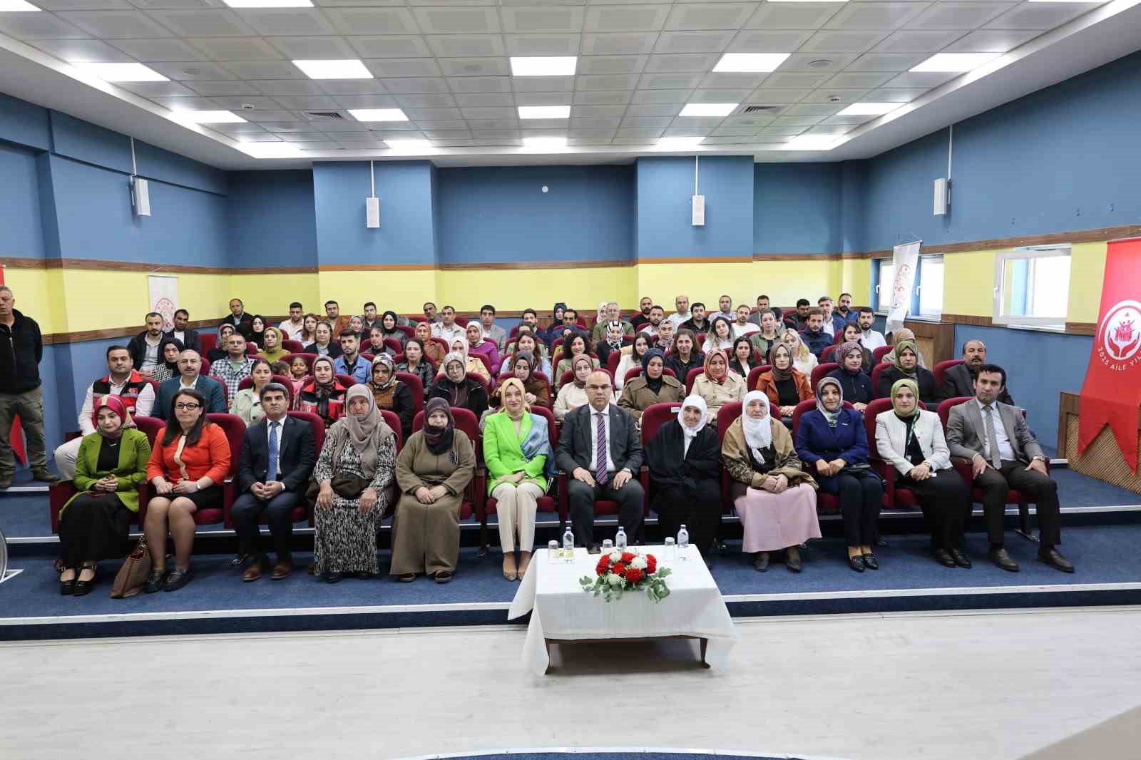 Ağrı’da Anneler Günü’ne özel anlamlı söyleşi programı düzenlendi