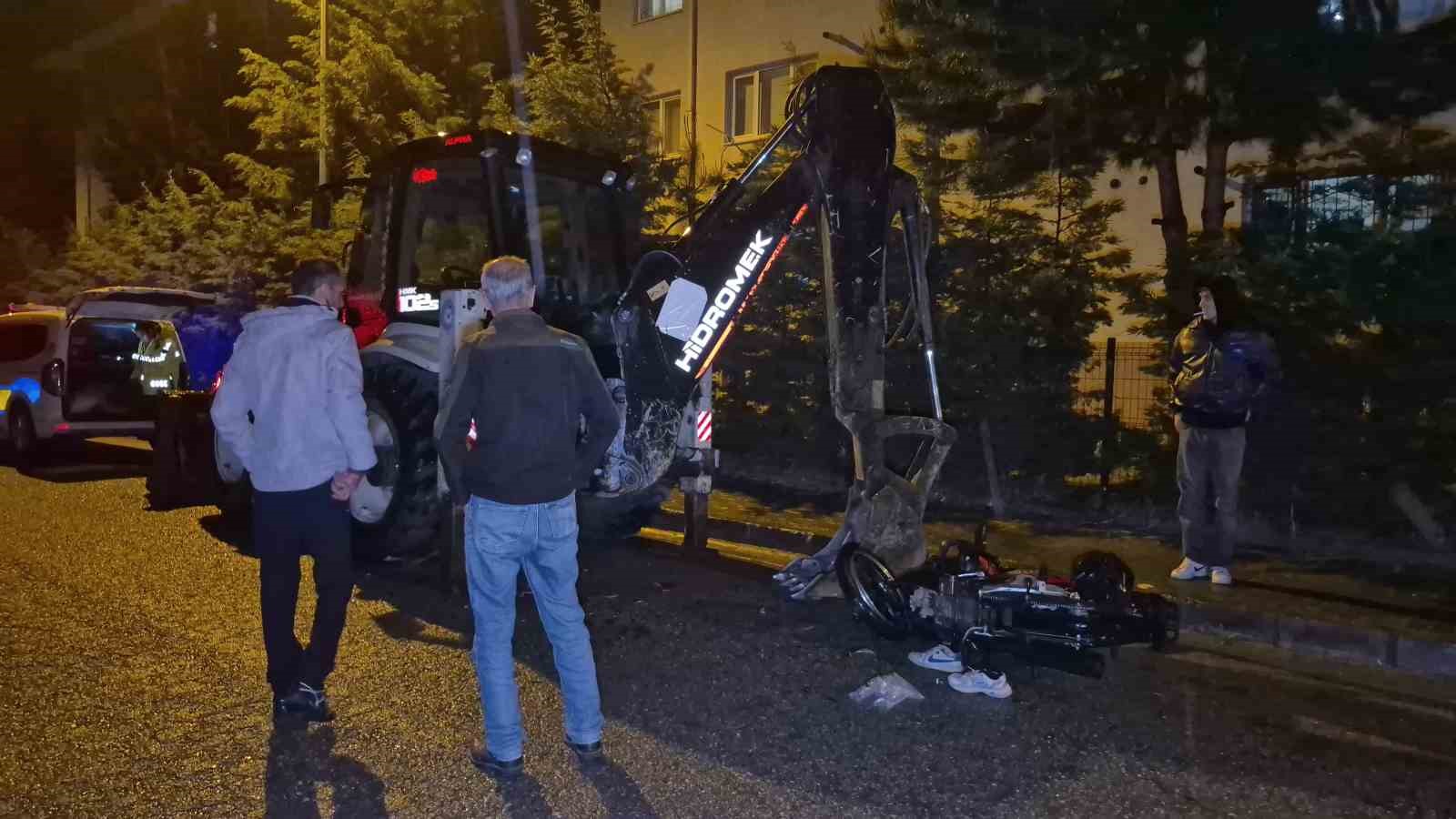 Motosiklet, park halindeki 10 tonluk iş makinesine çarptı: 2 yaralı