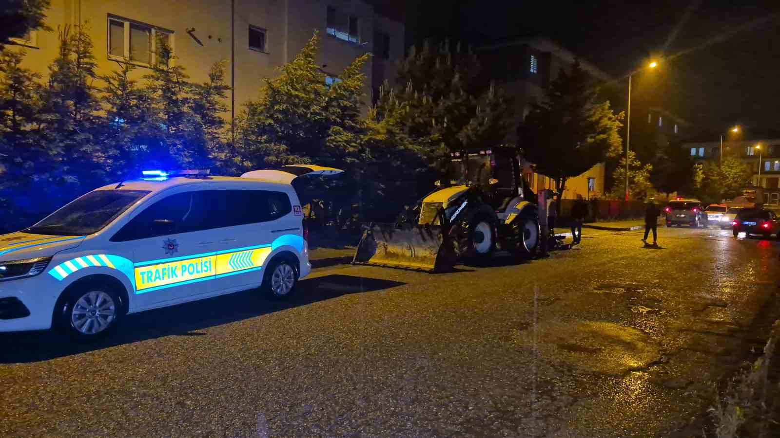 Motosiklet, park halindeki 10 tonluk iş makinesine &ccedil;arptı: 2 yaralı
