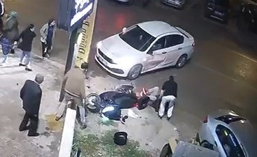 Otomobille motosikletin çarpıştığı kaza kamerada