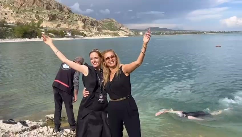 Oyuncu Wilma Elles ve Tuşba Özay Van Gölü’ne girdi

