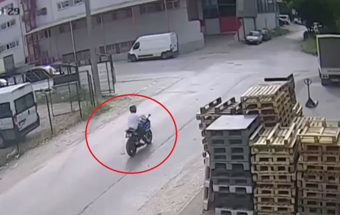 Bursa’da iki motosikletinin karıştığı kaza kamerada: 2 yaralı