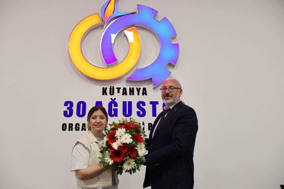 K&uuml;tahya 30 Ağustos OSB M&uuml;d&uuml;r&uuml; Murat Demir&rsquo;den Anneler G&uuml;n&uuml; mesajı ve anlamlı jest
