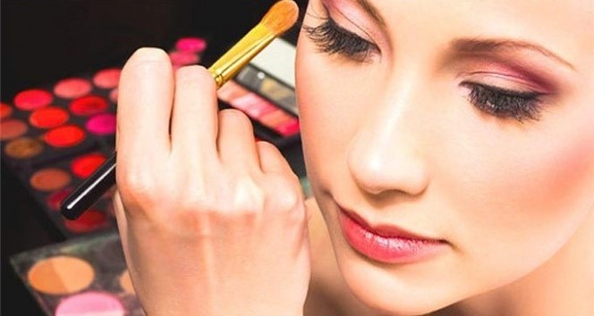 Makyaj yaparken göz sağlığınızdan olmayın