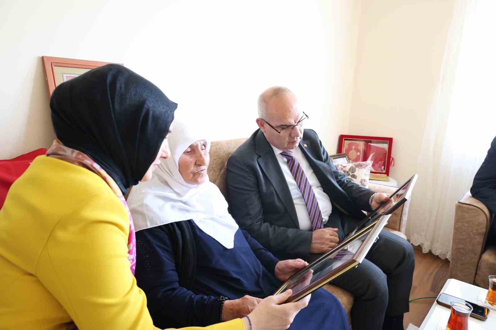 Ağrı Valisi Koç’tan şehit annesine Anneler Günü ziyareti