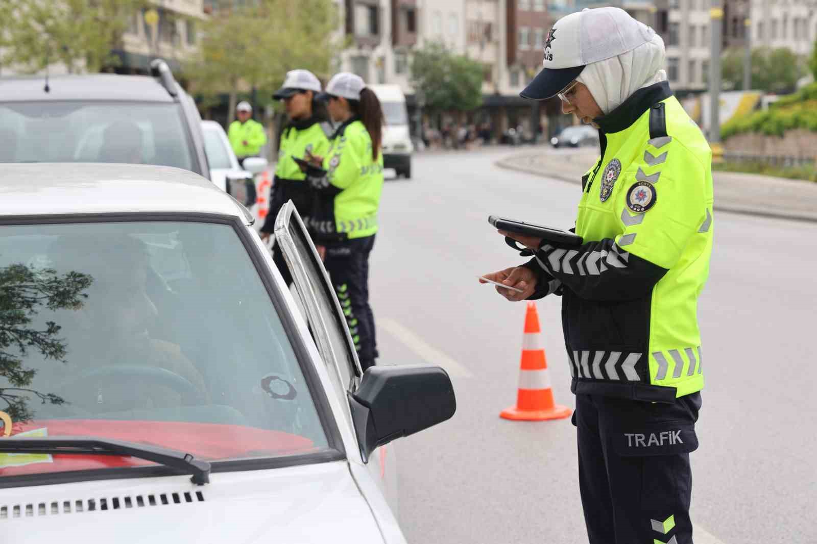 Polis anneler en özel günlerinde de aşkla görev başında