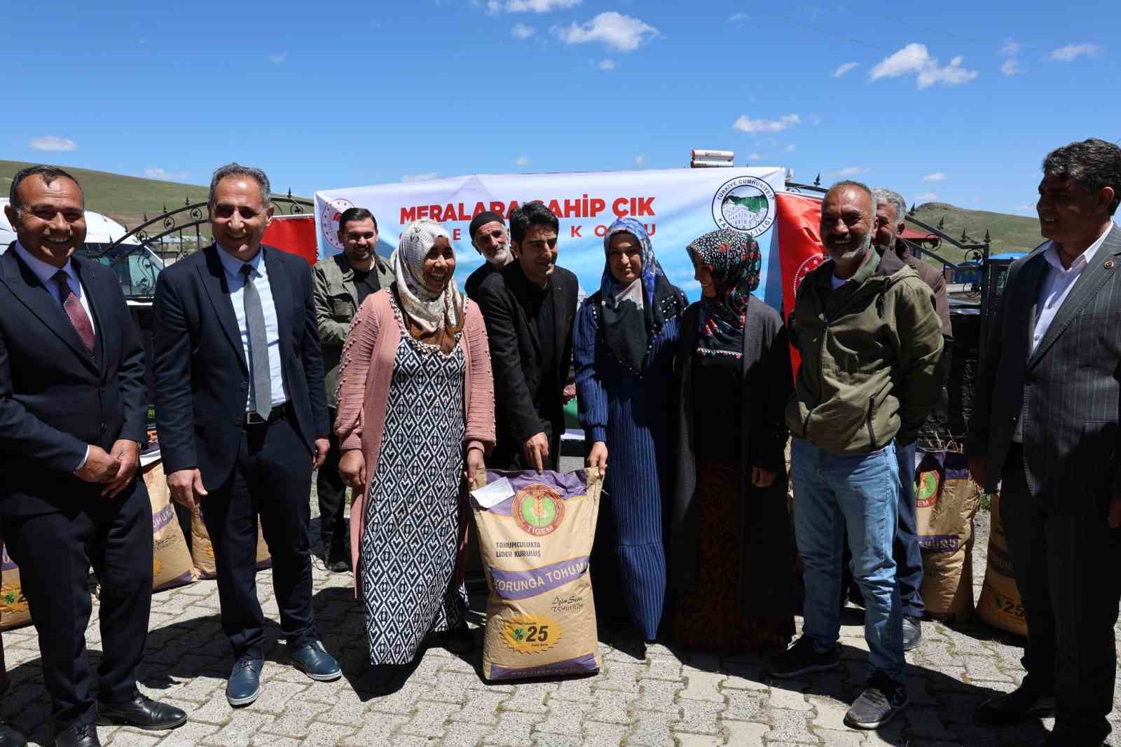 Sarıkamış’ta korunga tohumu dağıtıldı