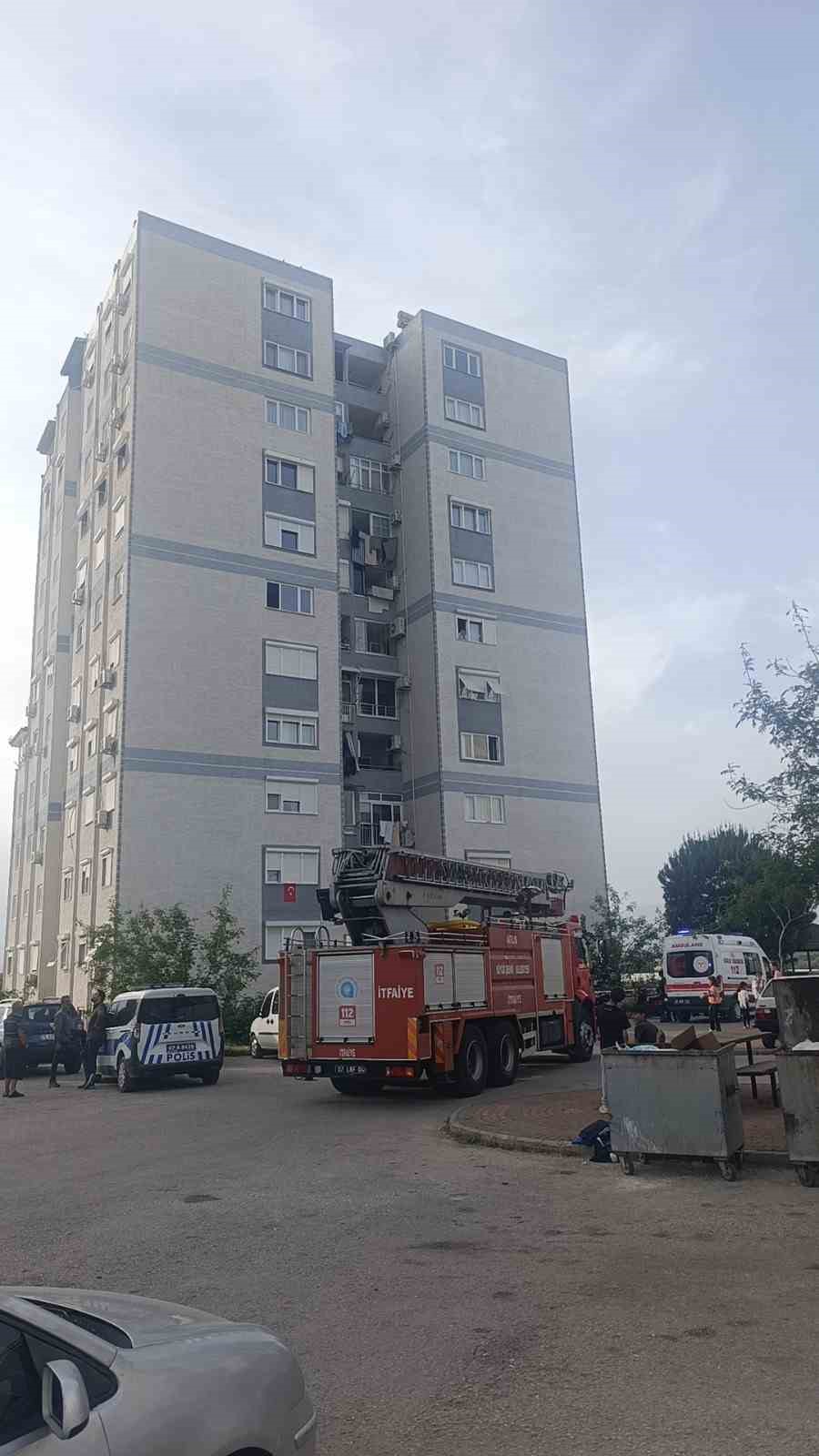 Çatıya çıkan kadını polisler ikna etti