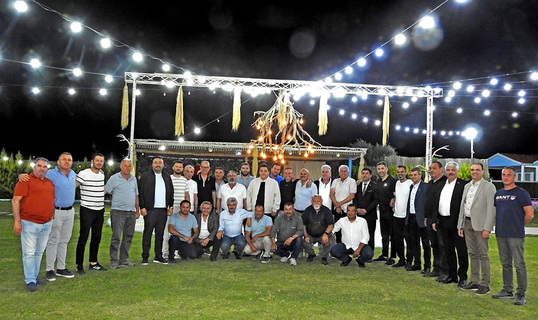 Çeşme Muhtarlar Derneği kuruluşunu yemekli toplantıyla kutladı