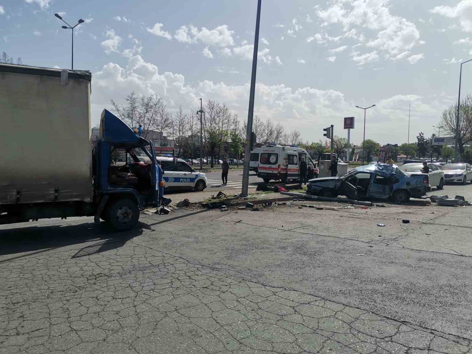 Kamyonet ile otomobil çarpıştı