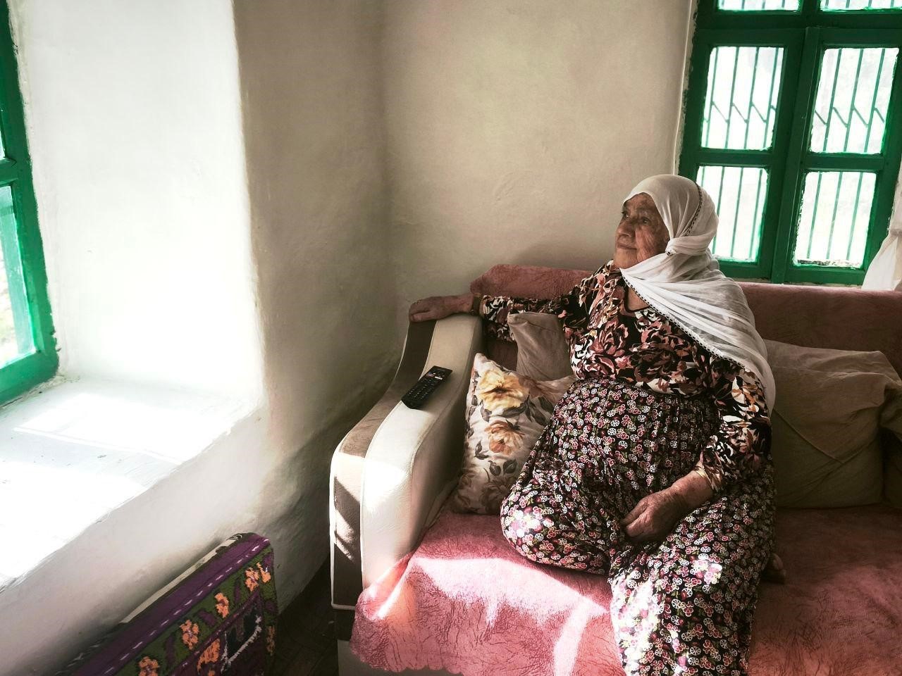 Anneler Günü hediyesi ’gökten’ indi: Bahçesine göktaşı olduğu düşünülen cisim düştü