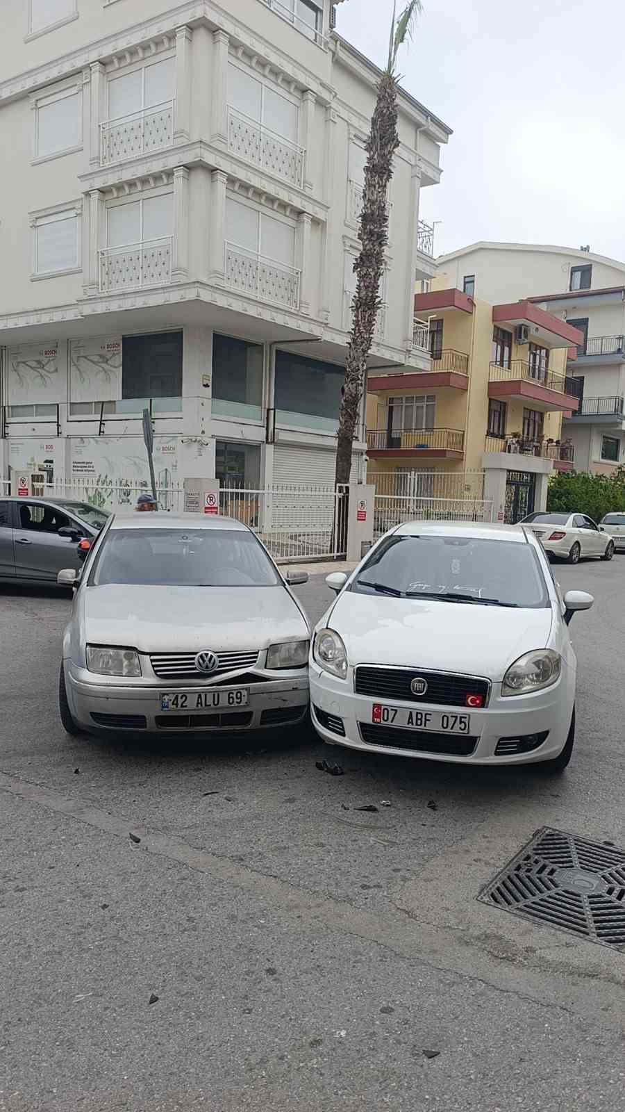 &rsquo;Dur&rsquo; tabelasını kapatan kamyonet kazaya neden oldu
