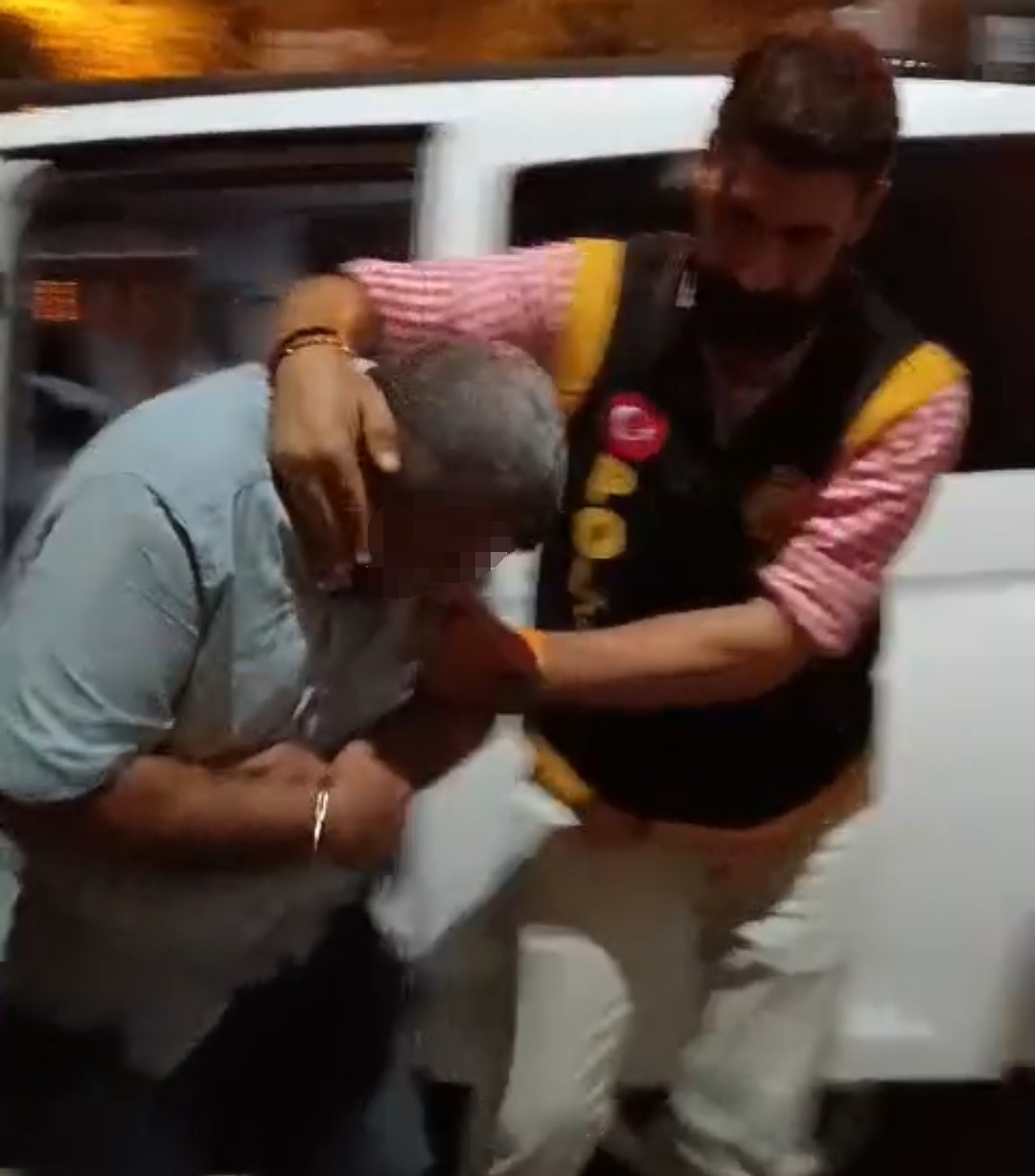 Kahvaltı y&uuml;z&uuml;nden eşini darbetti, o anlar saniye saniye g&ouml;r&uuml;nt&uuml;lendi
