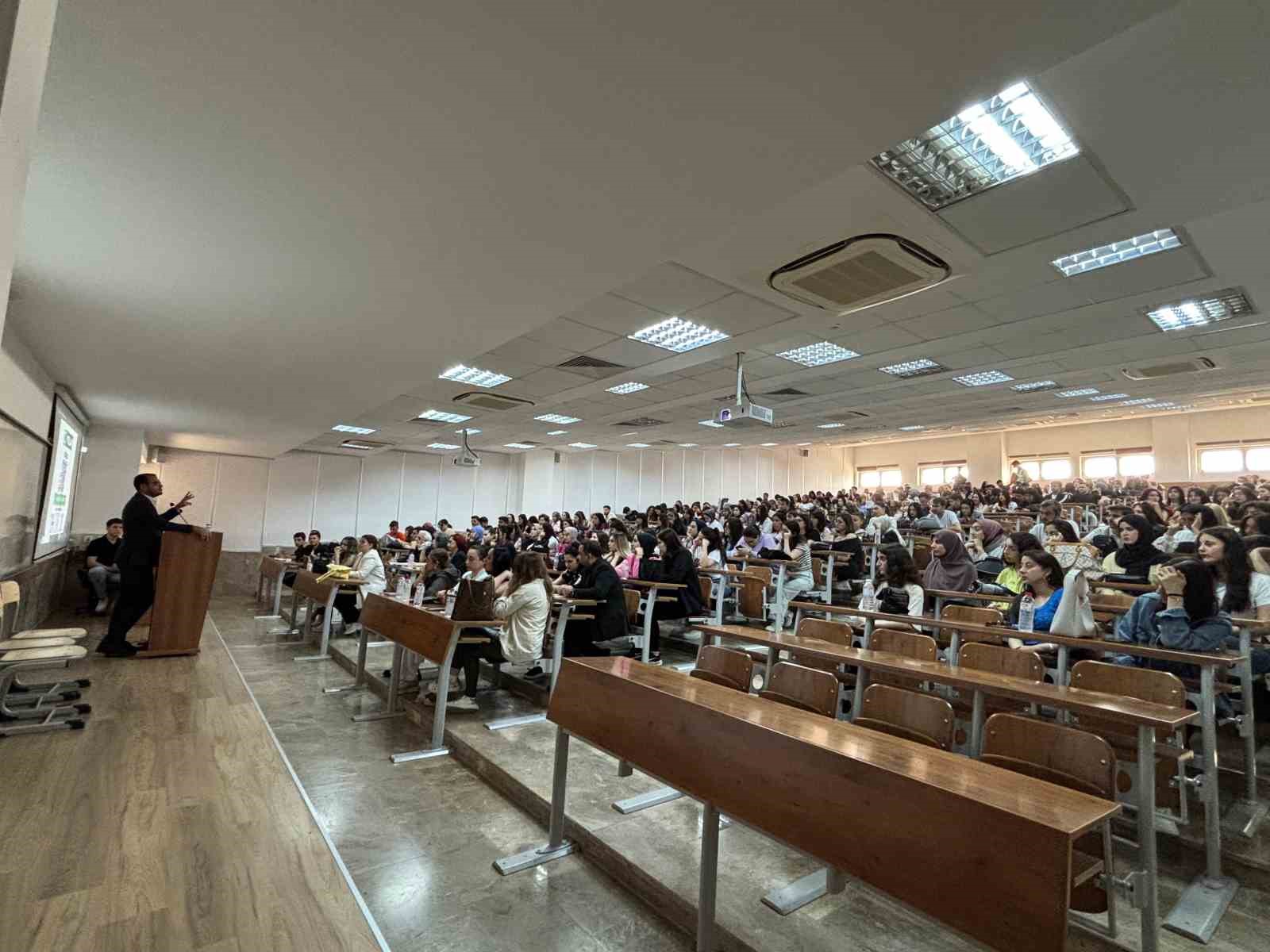 Dr. Yıldırım: "Türkiye’de bireylerin internette vakit geçirme süresi 7.6 saat"
