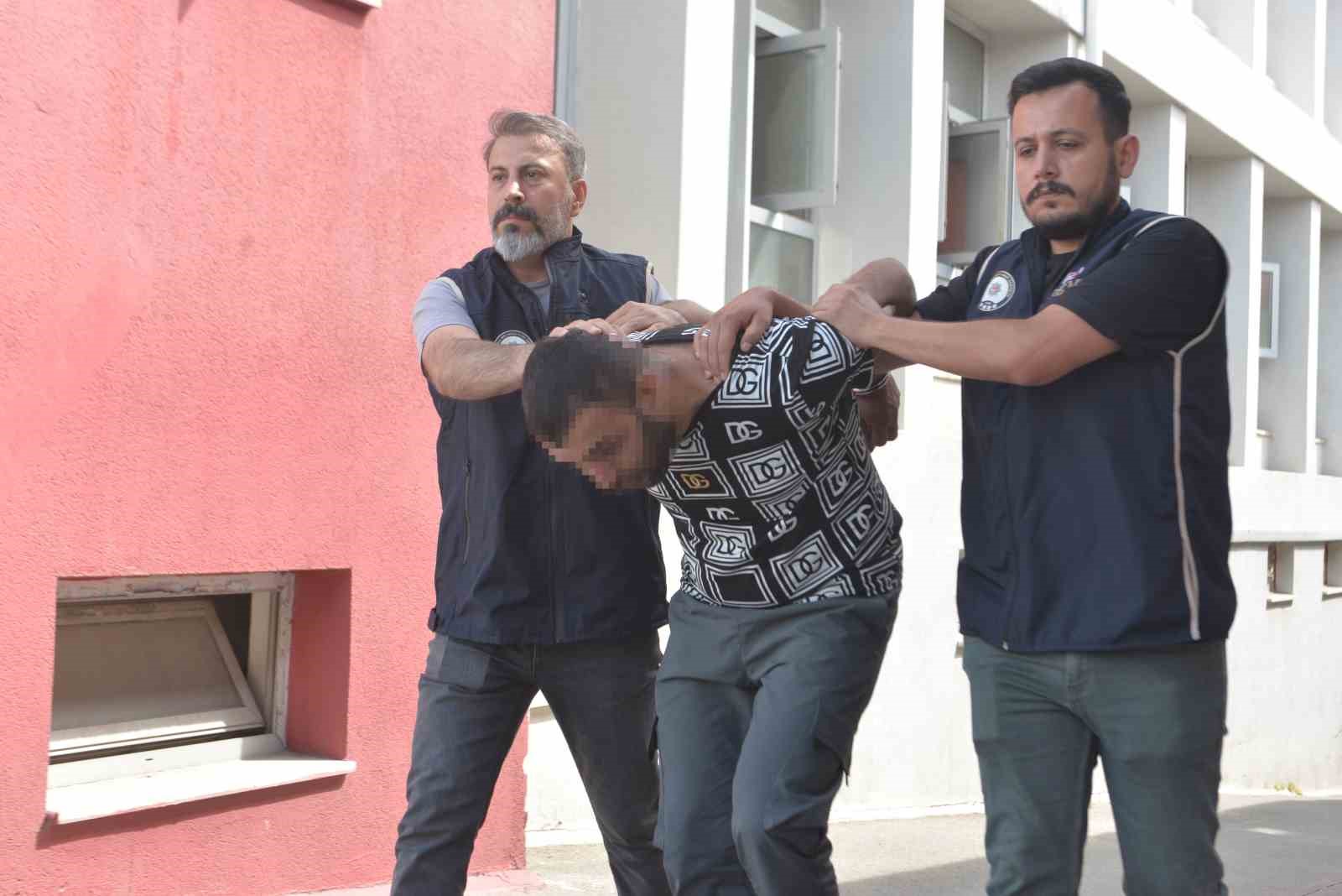 Adana&rsquo;da DEAŞ&rsquo;ın uyuyan h&uuml;cresindeki 5 ş&uuml;pheli tutuklandı, 1&rsquo;i sınır dışı edildi
