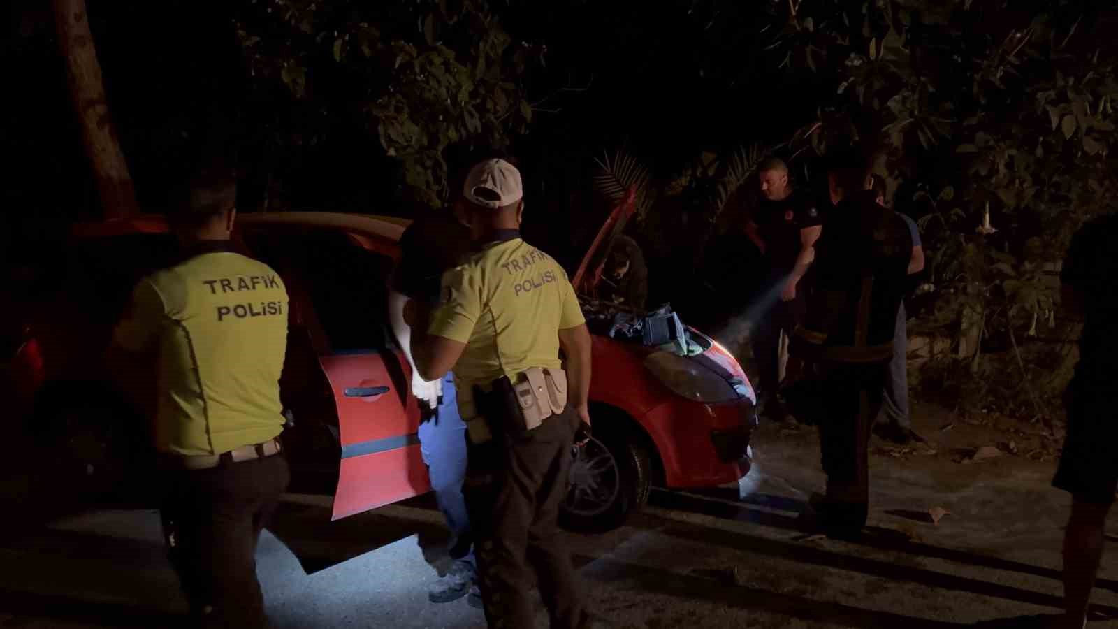 Park halindeki otomobilde &ccedil;ıkan yangın itfaiye ekiplerince s&ouml;nd&uuml;r&uuml;ld&uuml;
