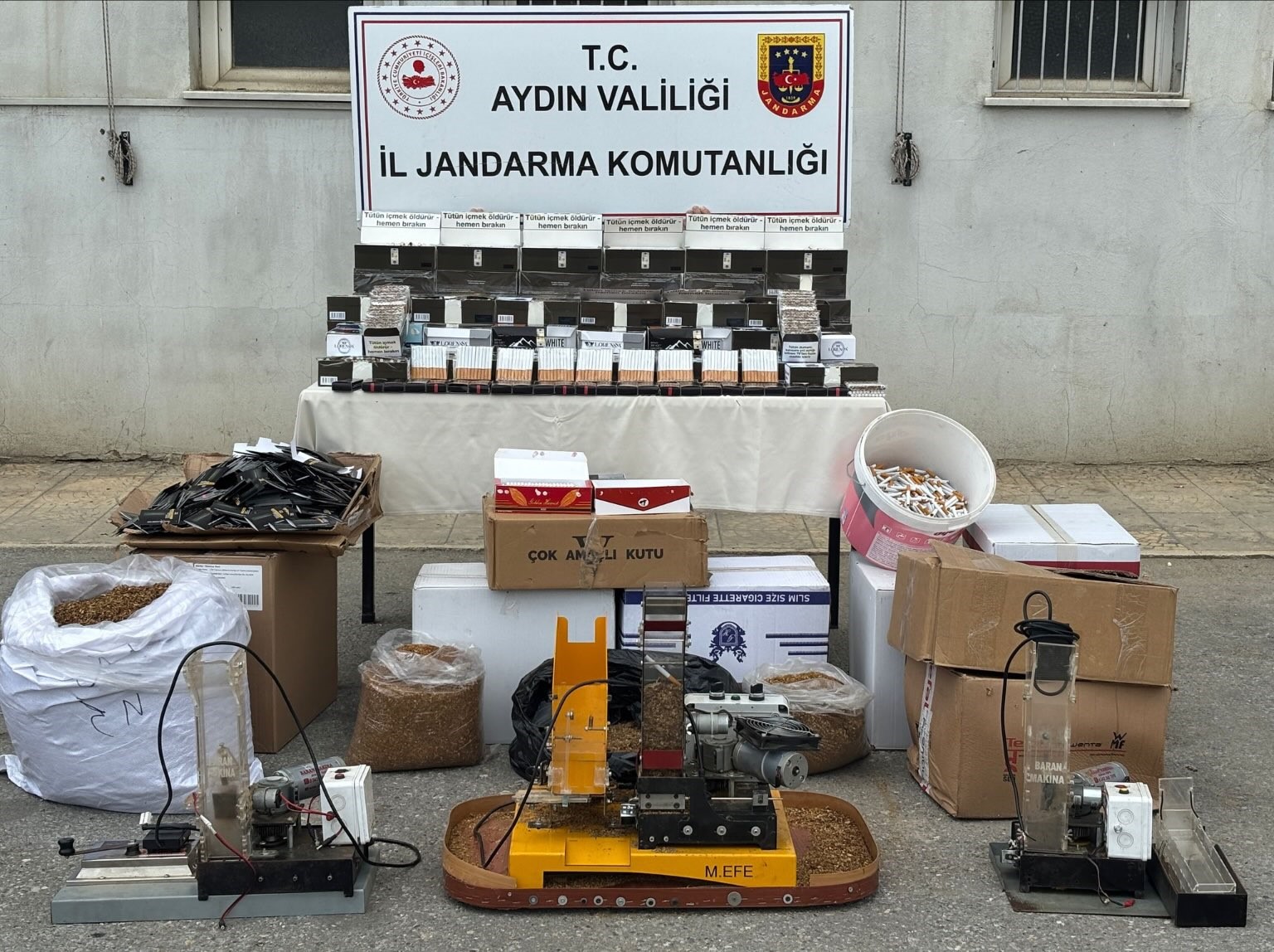 Kendi sardıkları tütünleri piyasaya süren 2 kişi yakalandı