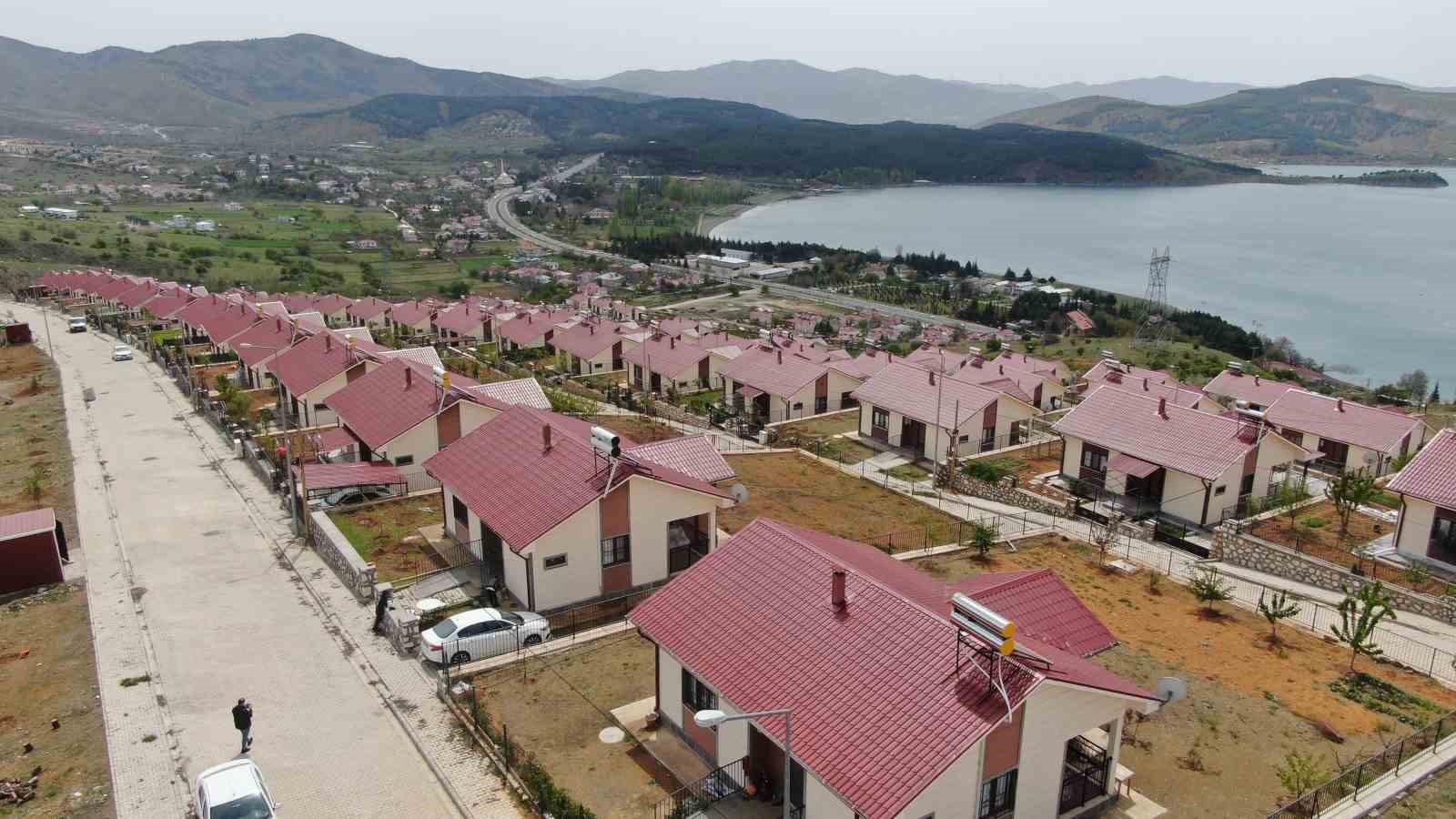Hem güven hem de huzur veren göl manzaralı deprem konutları
