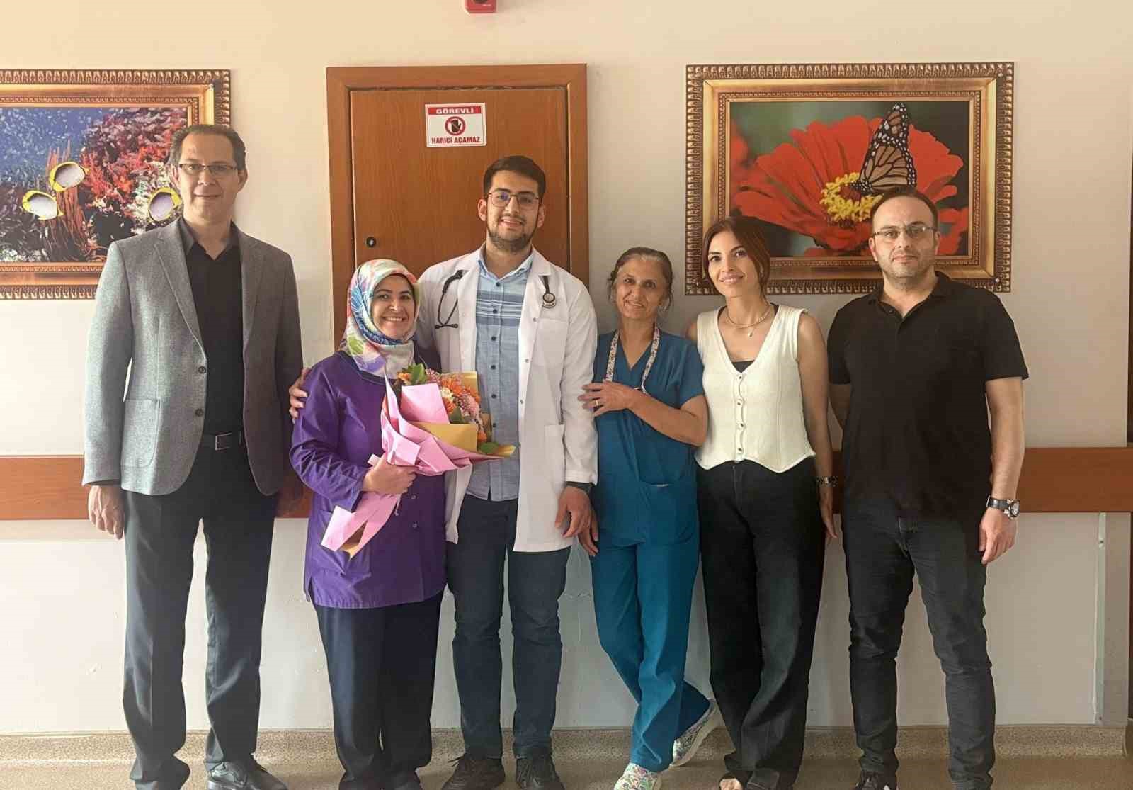 Doktor oğlundan hemşire anneye ’Anneler Günü’ sürprizi