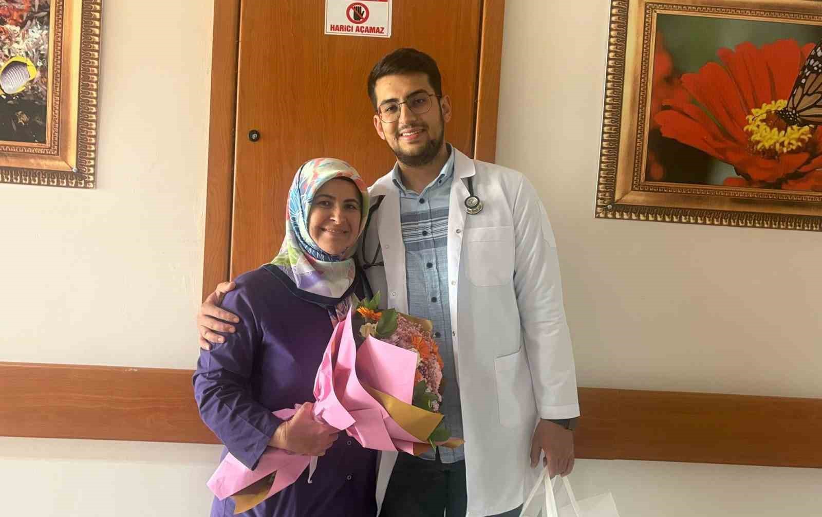 Doktor oğlundan hemşire anneye ’Anneler Günü’ sürprizi
