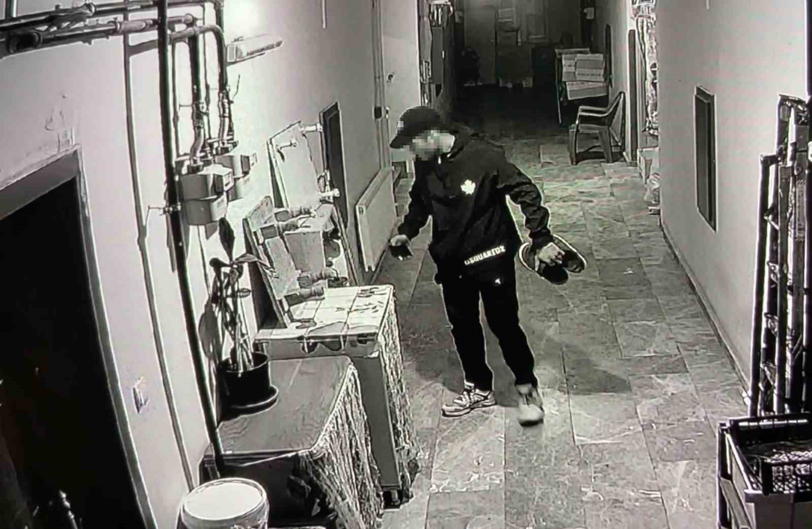 Havluyu kokladı, ayakkabıları seçti, beğendiklerini poşetleyip gitti