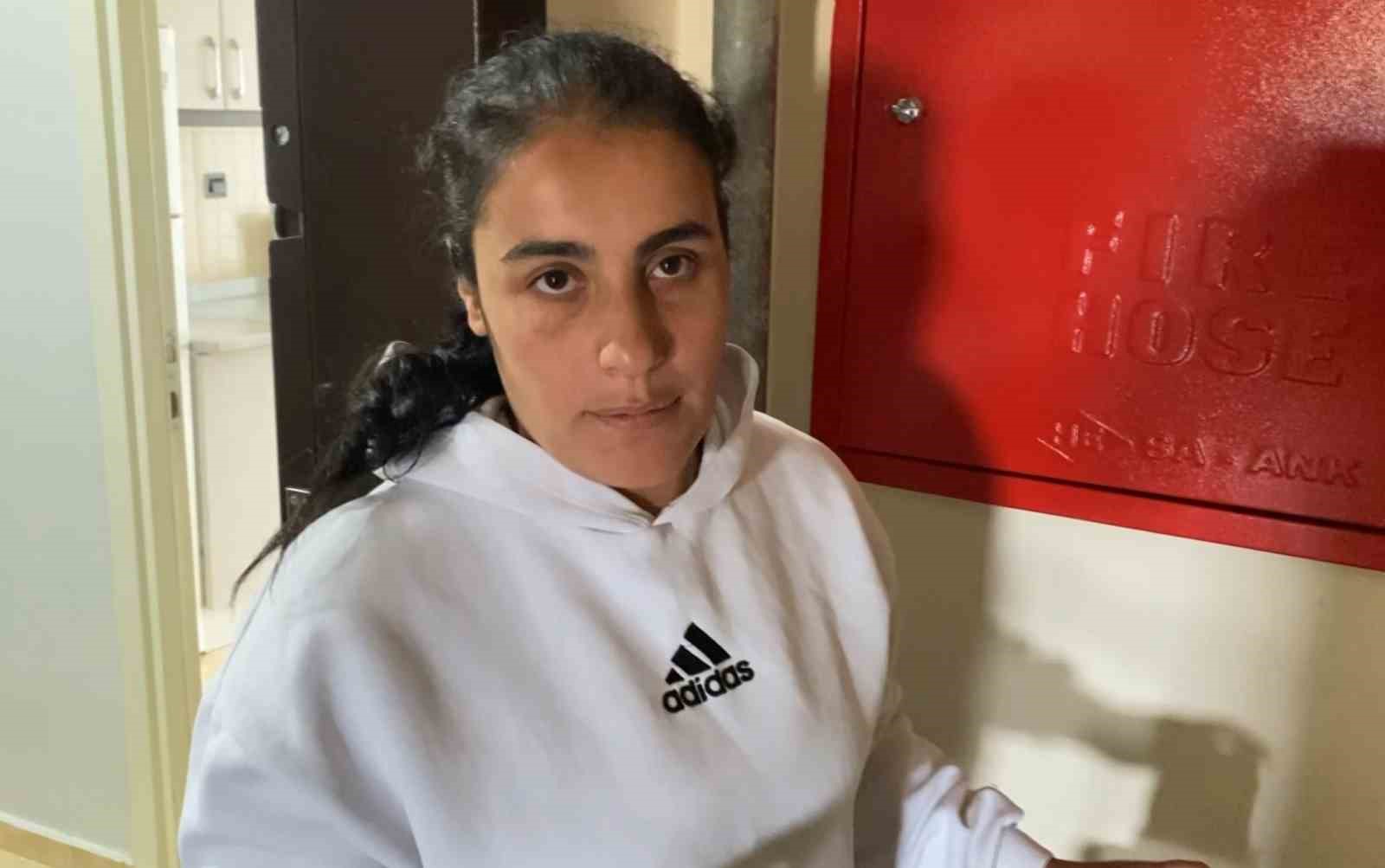 Havluyu kokladı, ayakkabıları seçti, beğendiklerini poşetleyip gitti
