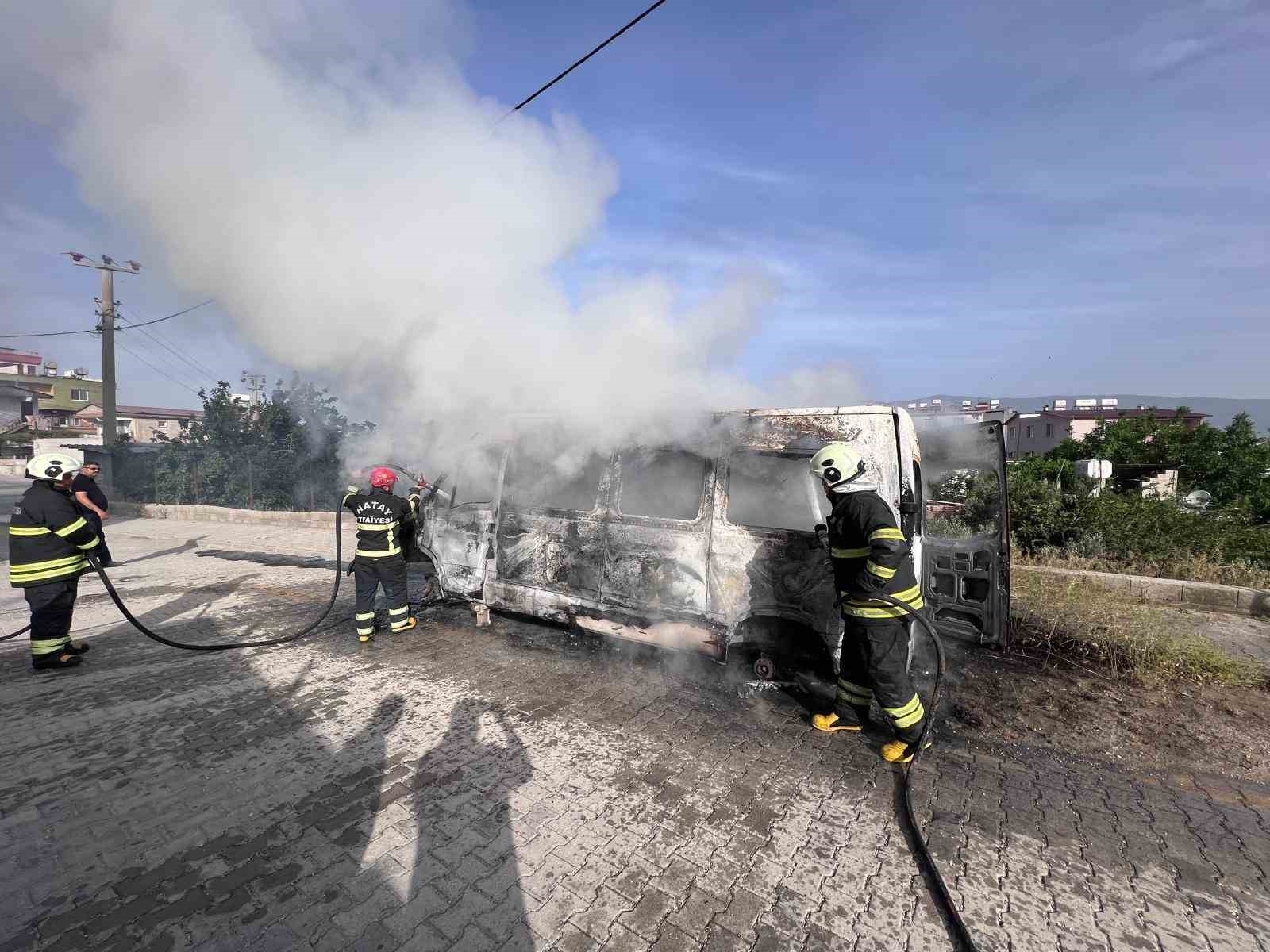 Park halindeki minibüs alevlere teslim oldu