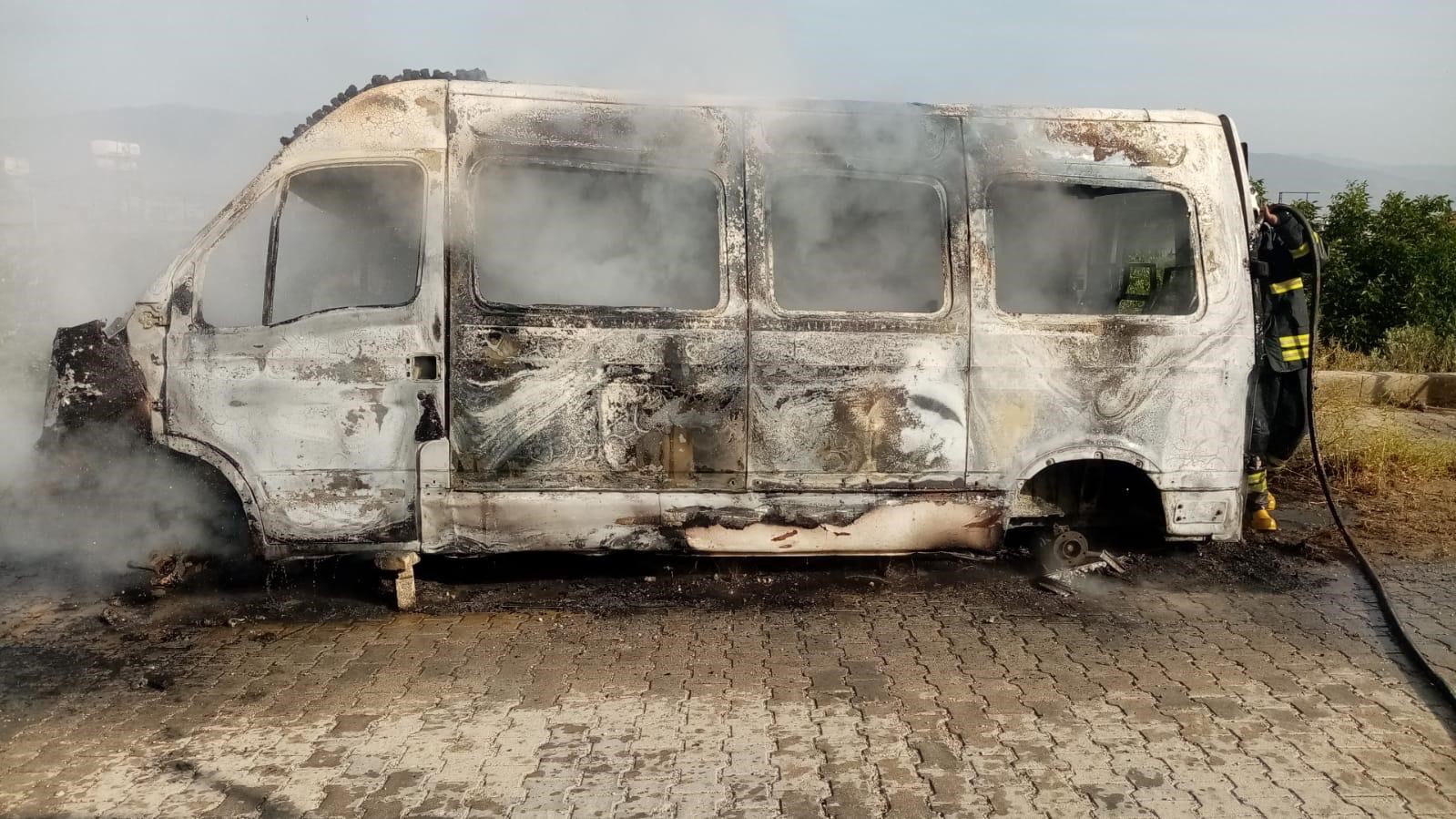 Park halindeki minibüs alevlere teslim oldu