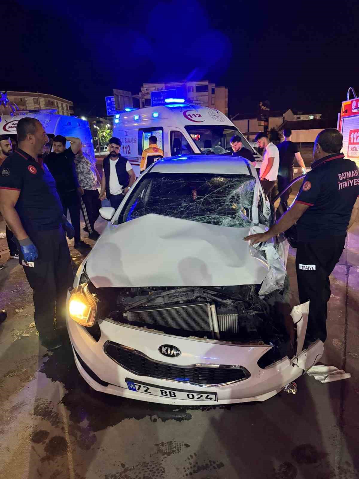 Batman’da otomobil tırla çarpıştı: 3 yaralı