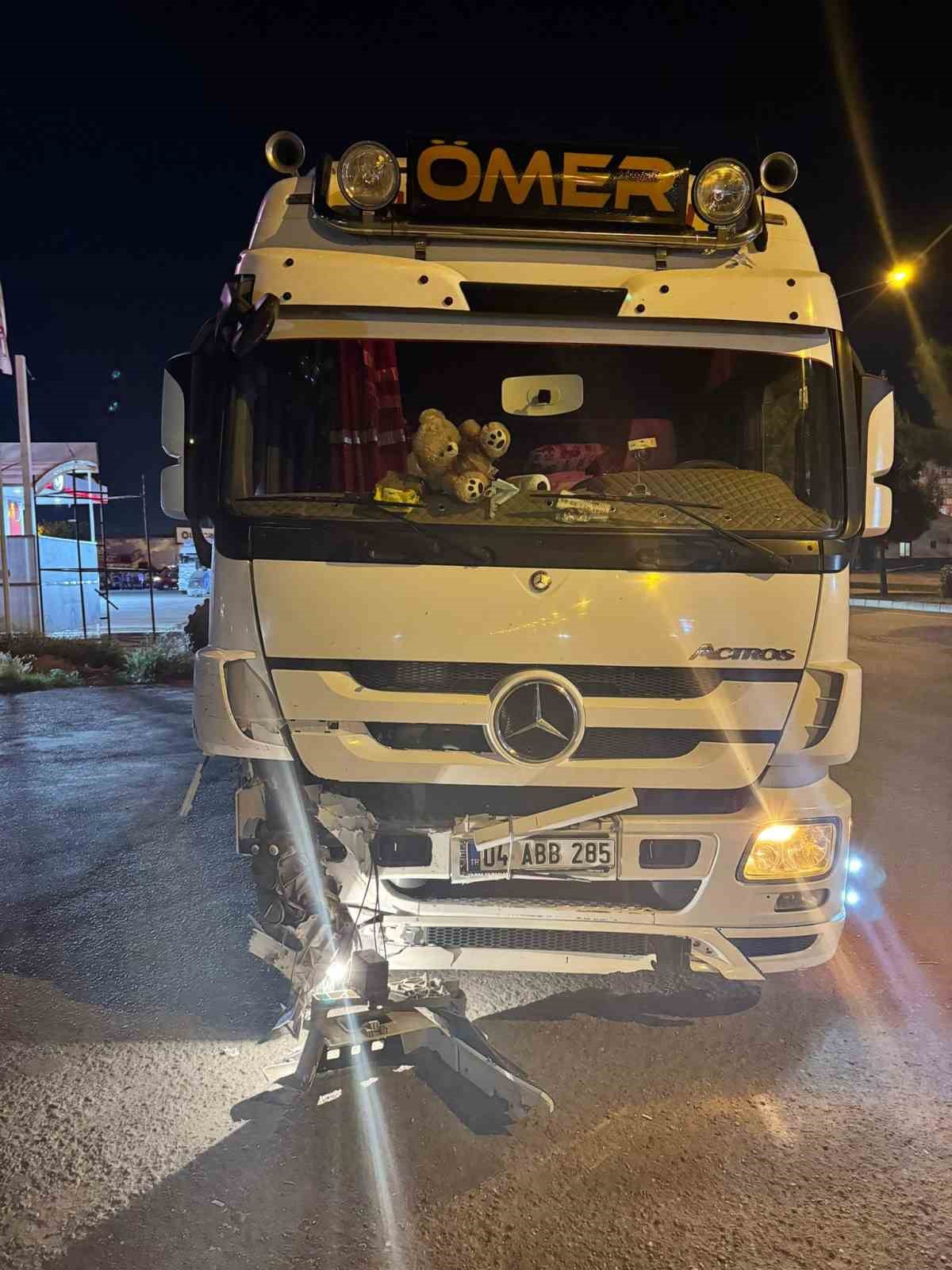 Batman’da otomobil tırla çarpıştı: 3 yaralı