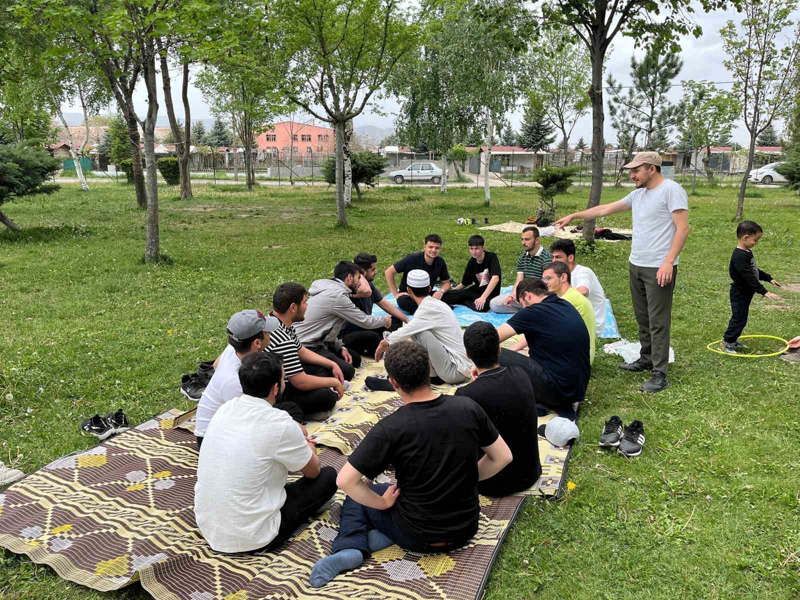 Diyanet Gençlik Merkezi’nden sınav öncesi moral pikniği
