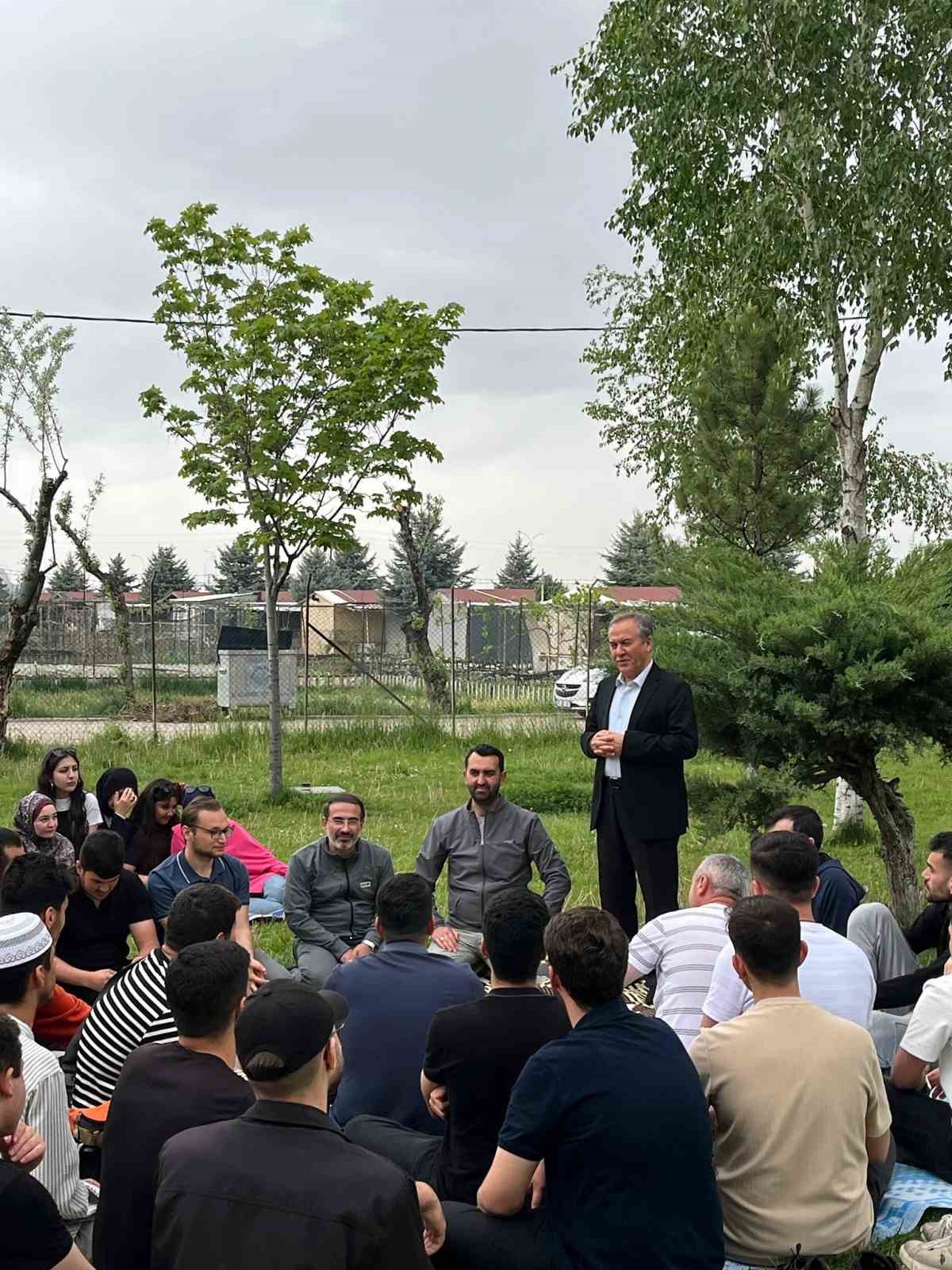 Diyanet Gençlik Merkezi’nden sınav öncesi moral pikniği
