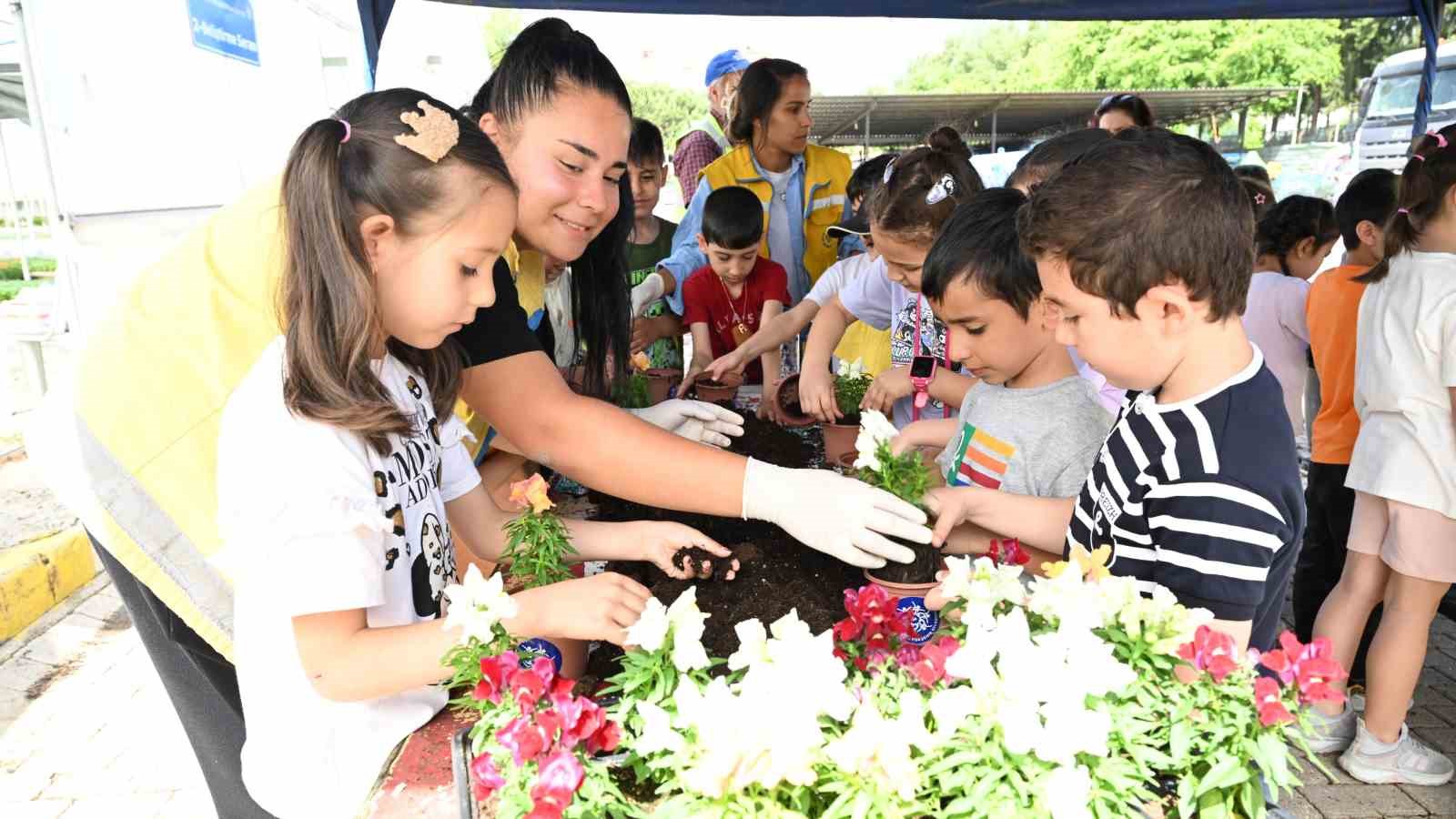 B&uuml;y&uuml;kşehir destek verdi minik eller &lsquo;anneler&rsquo; i&ccedil;in &ccedil;alıştı
