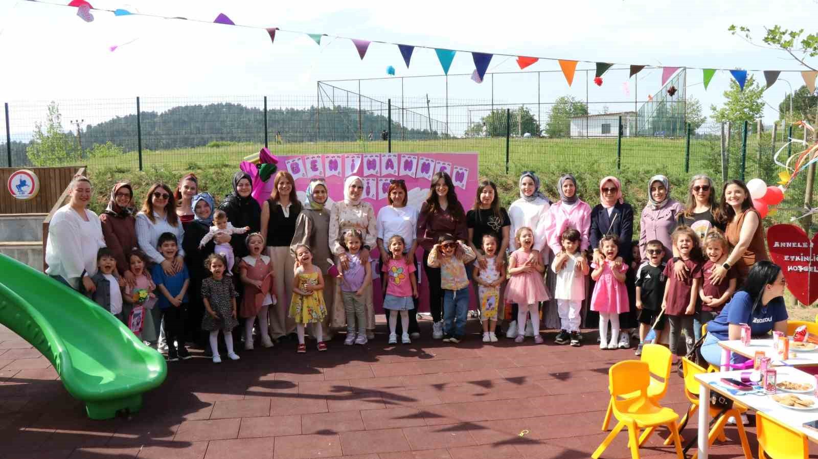 Miniklerden duygusal Anneler Günü kutlaması
