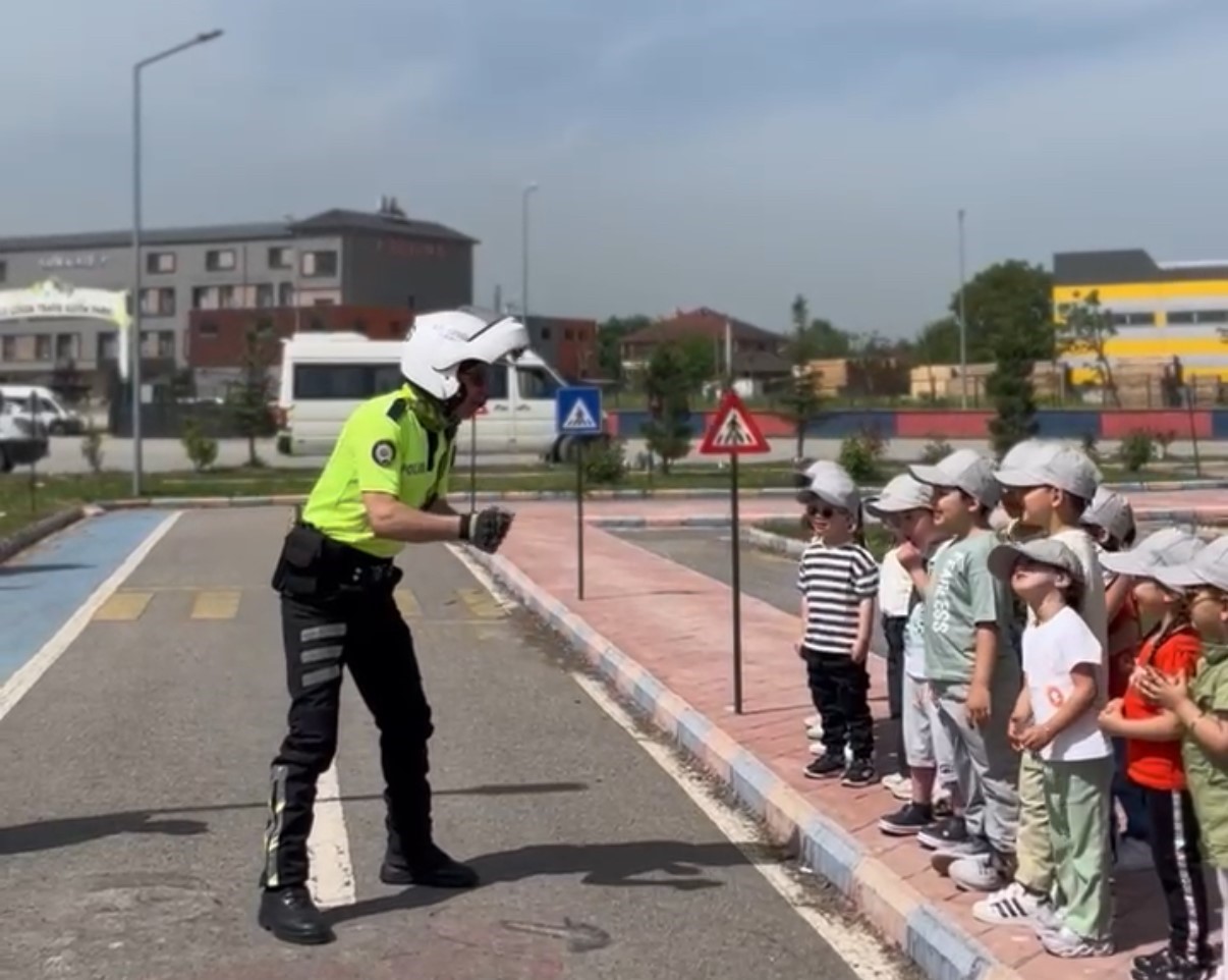 Polisten çocuklara sevgi dolu yaklaşım
