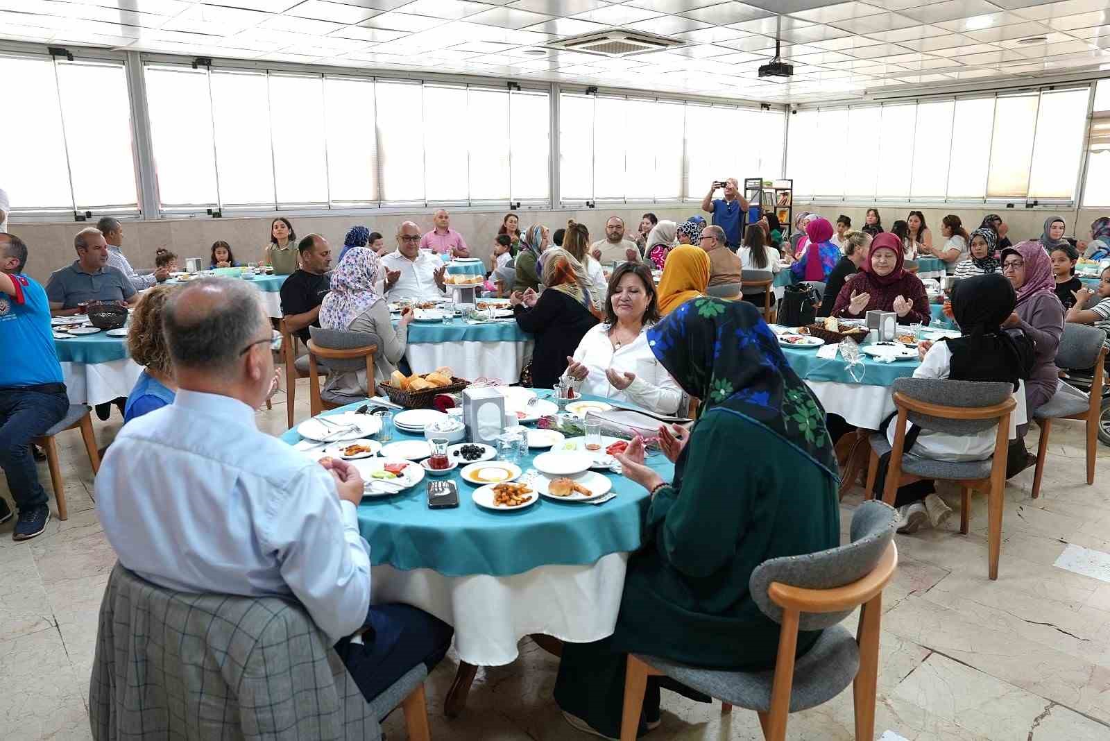 Erdemli’de annelerin günü güllerle kutlandı
