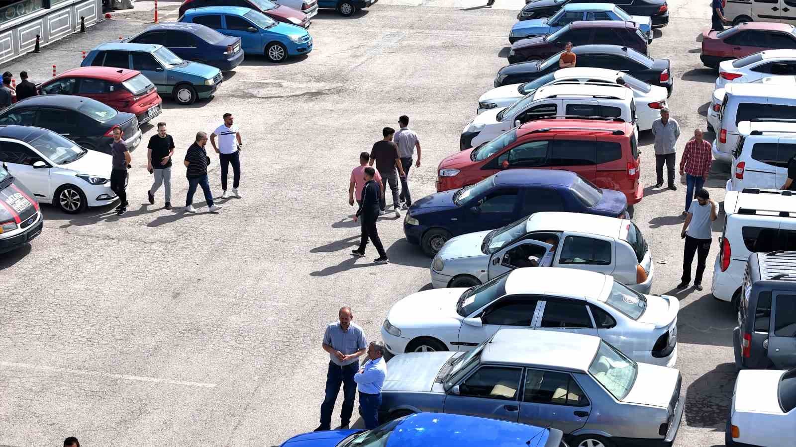 Malatya Açık Oto Pazarı’nda satıcı da alıcı da beklemede