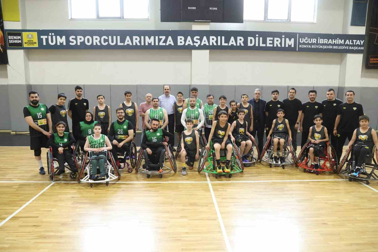 Başkan Altay tekerlekli sandalyeye oturdu, engelli basketbolcularla maç yaptı
