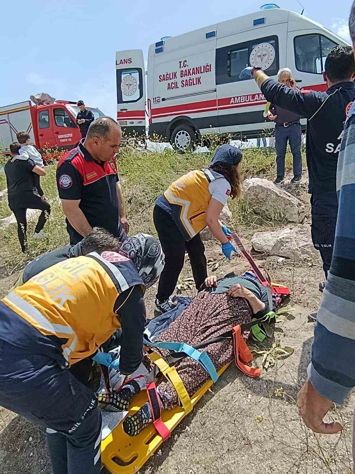 Burdur’da otomobil şarampole devrildi: 1’i çocuk 5 yaralı
