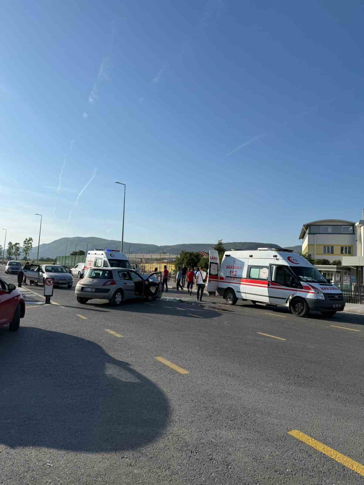 Menteşe'de kaza: 2'si çocuk olmak üzere 3 kişi yaralandı - İhlas Haber Ajansı
