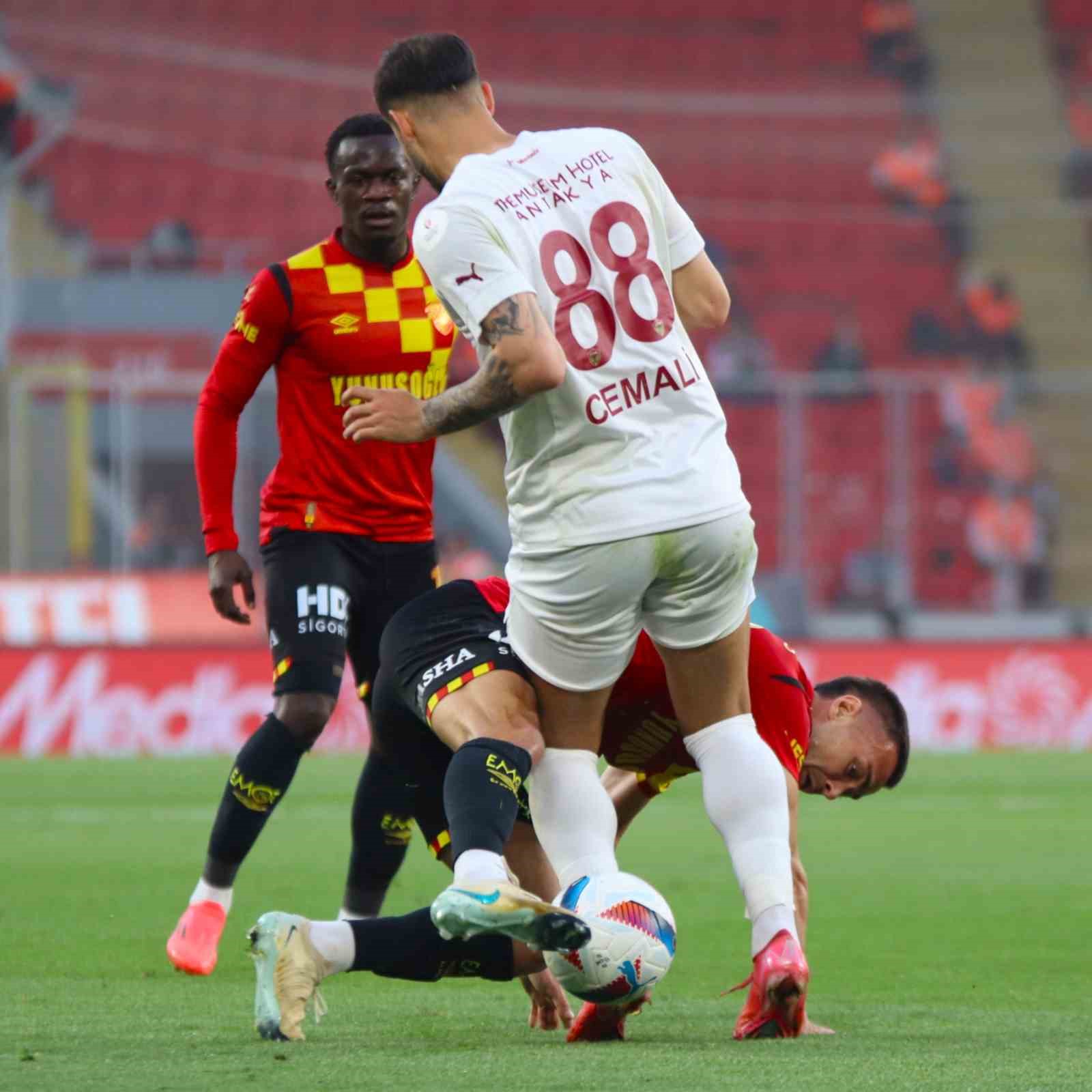 Trendyol Süper Lig: Göztepe: 1 - Atakaş Hatayspor: 1 (İlk yarı)
