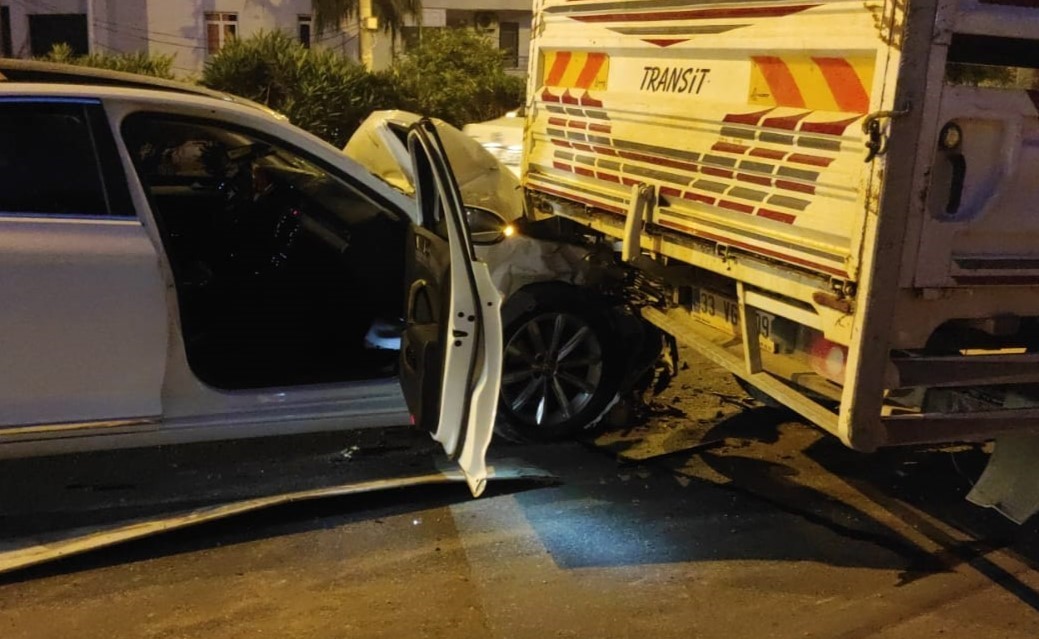 Kontrolden çıkan otomobil, kamyonete çarptı: 2 yaralı
