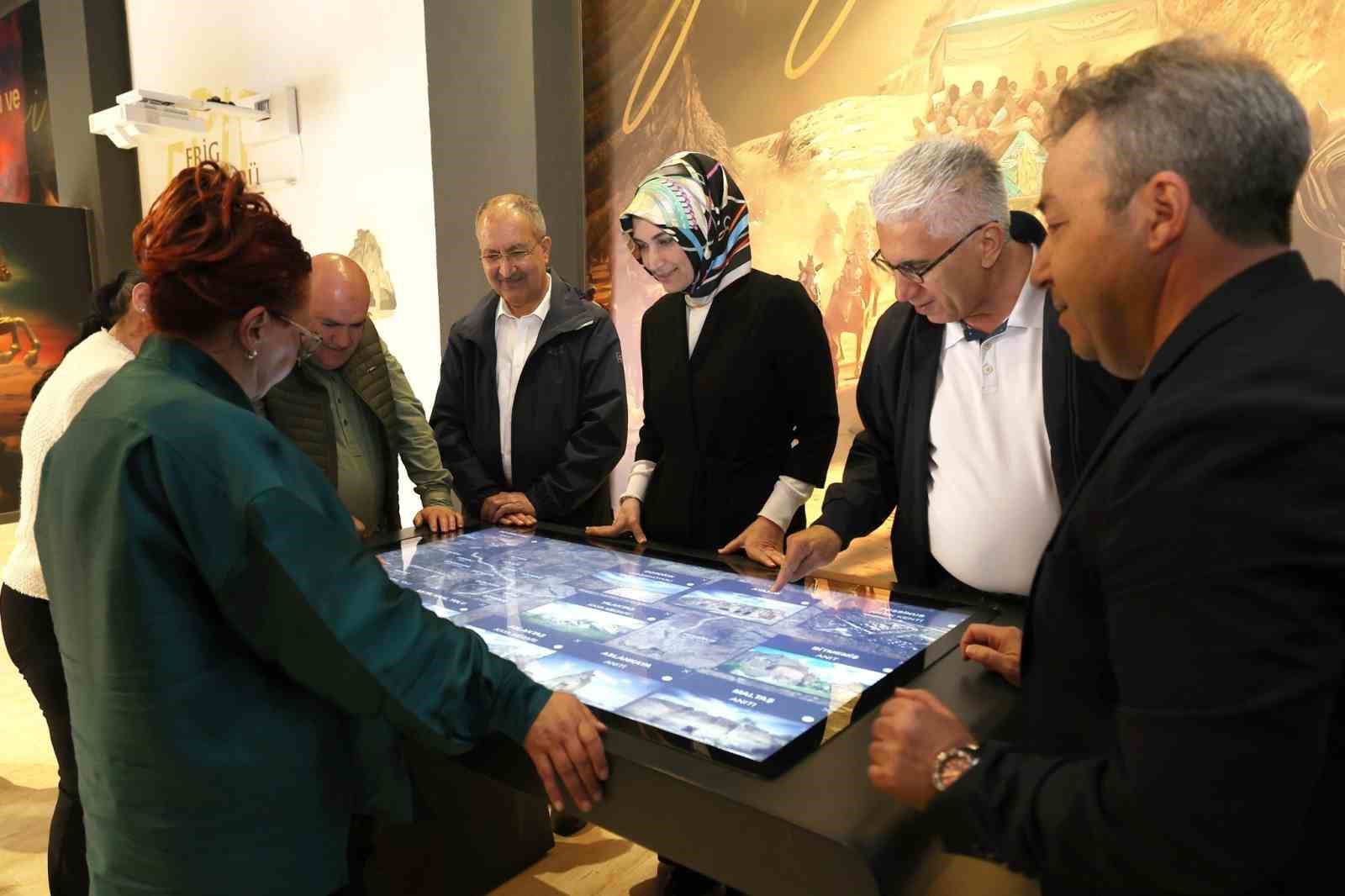 Vali Yiğitbaşı BİK &uuml;yelerine Frig Vadisi&rsquo;ni gezdirdi
