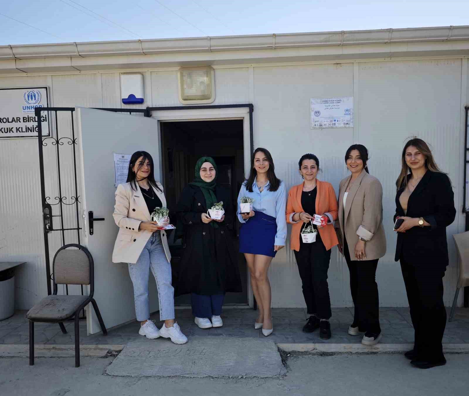 Depremzede kadınların Anneler G&uuml;n&uuml;, hediye &ccedil;eki ve &ccedil;i&ccedil;eklerle kutlandı
