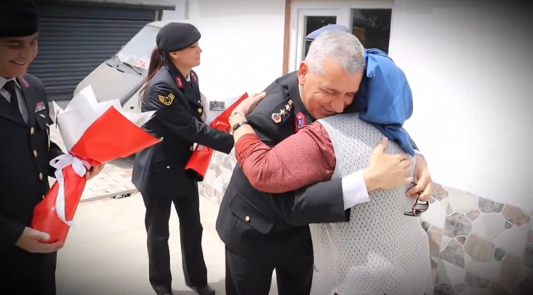 Çanakkale’de jandarmadan anlamlı Anneler Günü ziyareti