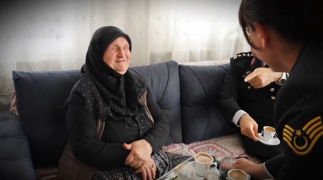 &Ccedil;anakkale&rsquo;de jandarmadan anlamlı Anneler G&uuml;n&uuml; ziyareti
